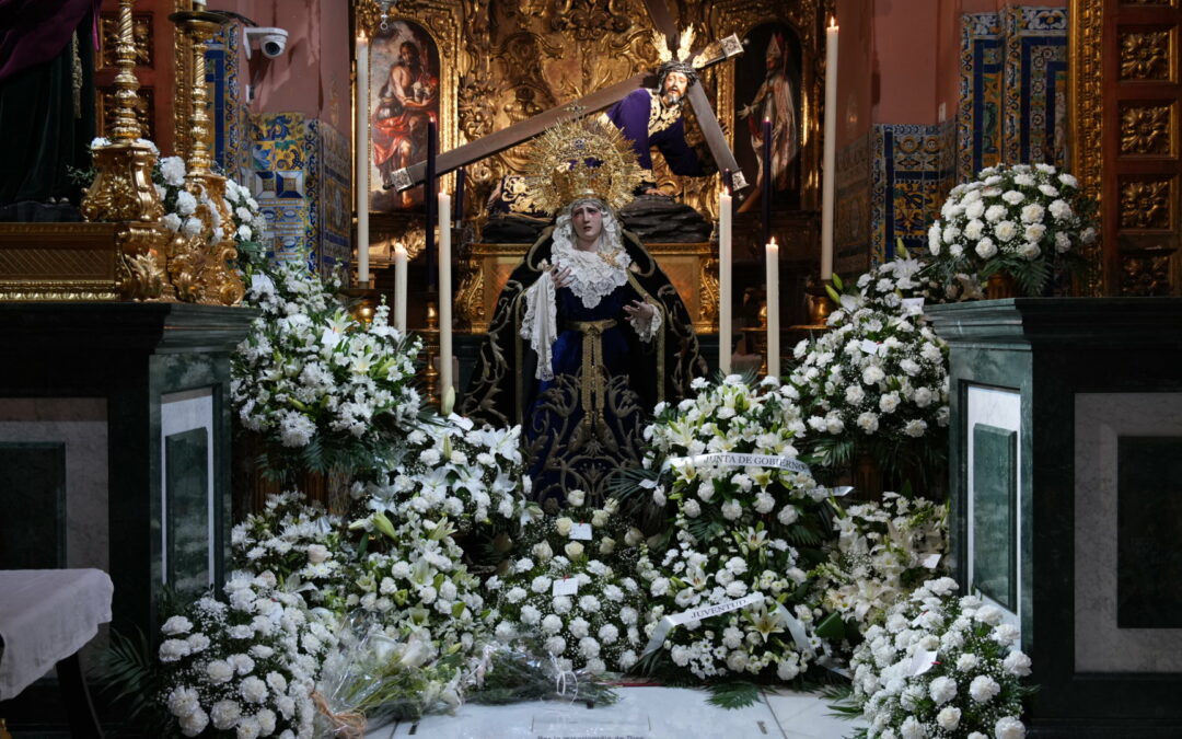 Con flores a María Santísima de los Dolores